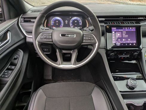 New 2025 Jeep Grand Cherokee Altitude image 14