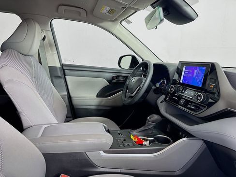 Used 2023 Toyota Highlander LE image 34