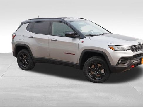 Used 2023 Jeep Compass Trailhawk w/ Trailhawk Convenience Group AWD/4WD image 2