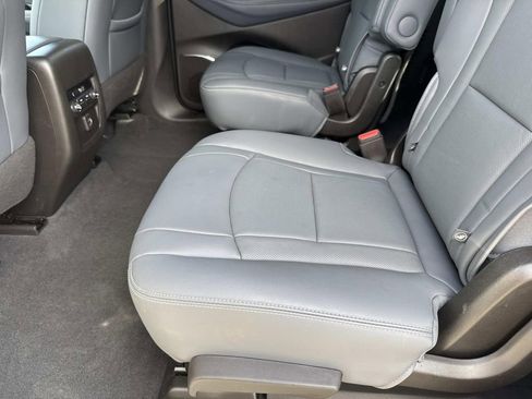 Used 2023 Buick Enclave Essence image 16