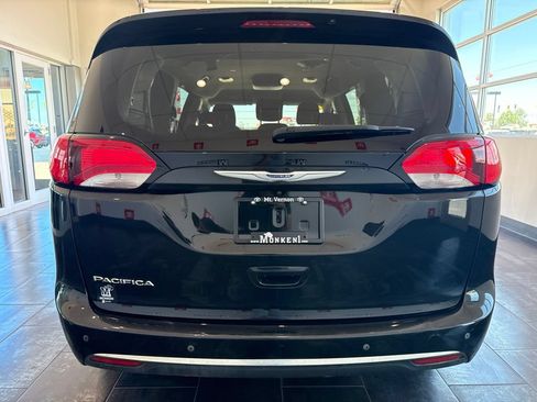 Used 2019 Chrysler Pacifica Touring Plus w/ Tire & Wheel Group FWD image 6