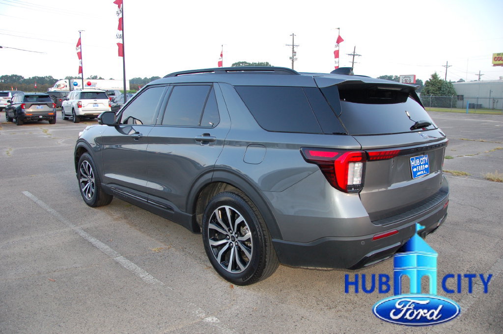 Used 2025 Ford Explorer ST-Line RWD image 3