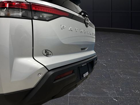 Used 2024 Nissan Pathfinder S image 32