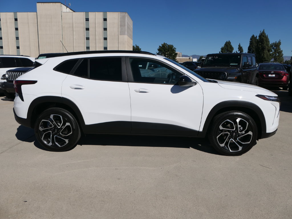 Used 2025 Chevrolet Trax RS w/ Driver Confidence Package FWD image 2