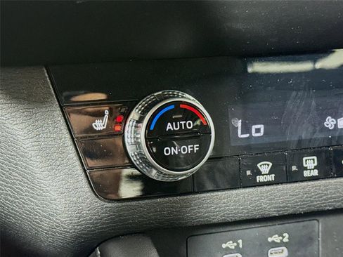 Used 2025 Mitsubishi Outlander SE image 12