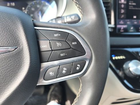 Used 2022 Chrysler Pacifica Touring-L image 20