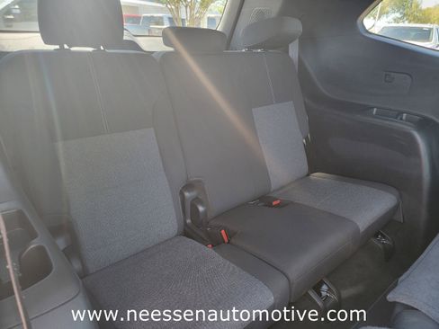 Used 2025 GMC Acadia Elevation image 11