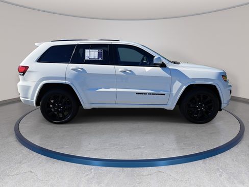 Used 2020 Jeep Grand Cherokee Altitude RWD image 4