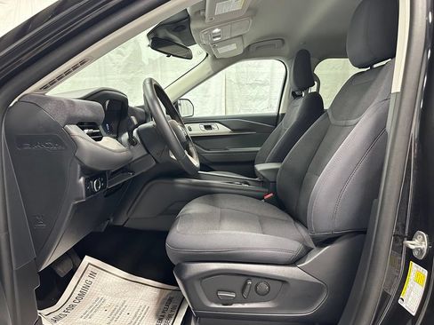 Used 2025 Ford Explorer Active AWD/4WD image 14