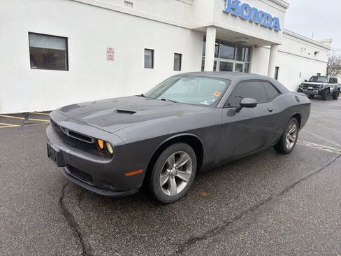 Used 2019 Dodge Challenger SXT image 2