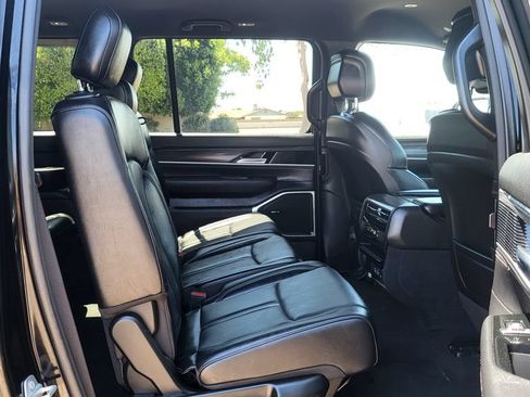 Used 2024 Jeep Wagoneer Series II w/ Flexible Seating Group AWD/4WD image 23