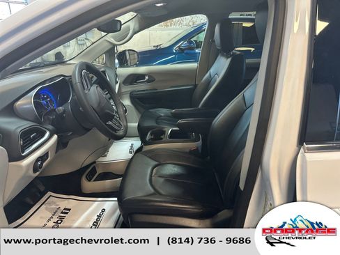 Used 2024 Chrysler Pacifica Touring-L FWD image 10