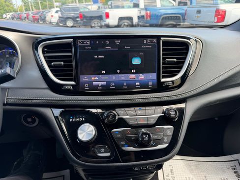 Used 2025 Chrysler Pacifica Select FWD image 23