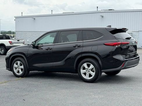 Used 2022 Toyota Highlander LE FWD image 7