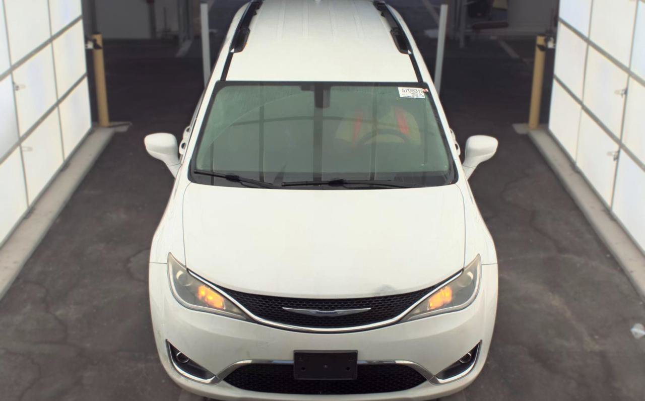 Used 2019 Chrysler Pacifica Touring-L FWD image 2