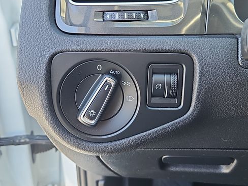 Used 2017 Volkswagen e-Golf SEL Premium image 11