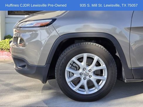 Certified 2017 Jeep Cherokee Latitude w/ Safety/Convenience Group image 8
