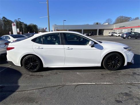 Used 2025 Toyota Camry SE image 8