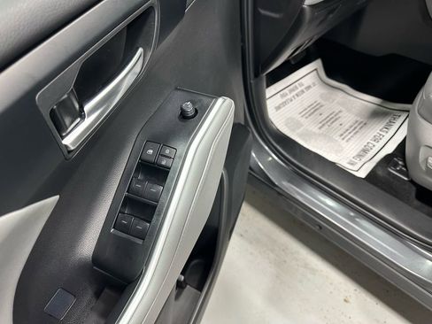 Used 2025 Toyota Highlander XLE image 9