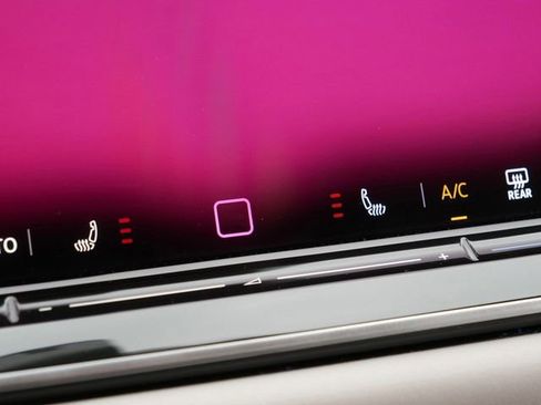 Certified 2025 Volkswagen Tiguan SE AWD/4WD image 33