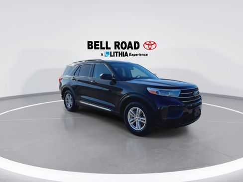 Used 2022 Ford Explorer XLT image 2