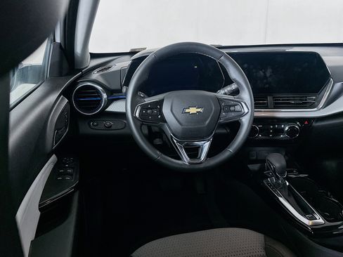 Used 2025 Chevrolet Trax LT w/ LT Convenience Package image 17