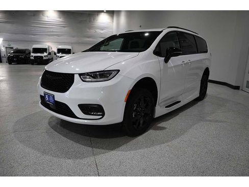 Used 2024 Chrysler Pacifica Touring-L w/ Uconnect Theater Family Group image 10