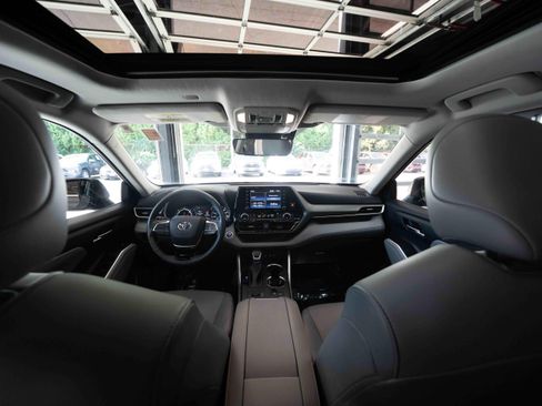 Used 2021 Toyota Highlander XLE AWD/4WD image 19