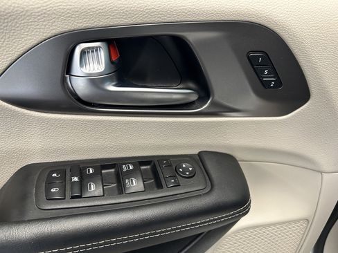 Used 2023 Chrysler Pacifica Touring-L image 10