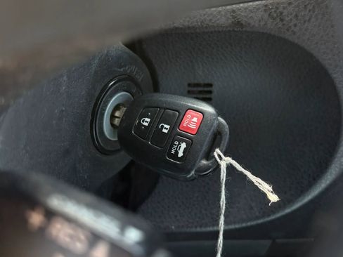 Used 2014 Toyota Corolla LE FWD image 28