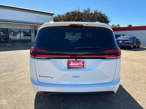 New 2026 Chrysler Pacifica Select w/ S Appearance Package image 4