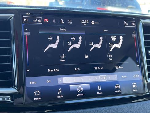 Used 2024 Chrysler Pacifica Touring-L FWD image 21