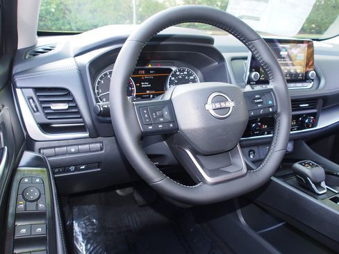 Used 2026 Nissan Rogue SV FWD image 14