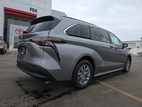 Used 2026 Toyota Sienna LE image 7