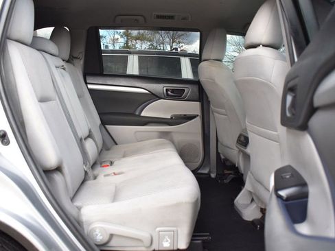 Used 2016 Toyota Highlander LE image 19