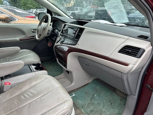 Used 2012 Toyota Sienna XLE w/ Entertainment Pkg FWD image 12