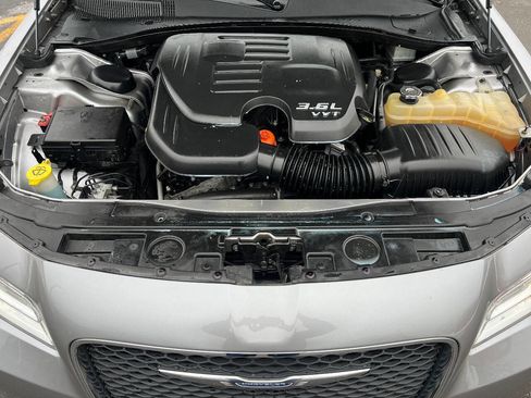 Used 2017 Chrysler 300 Limited image 39