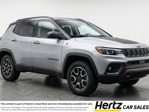 Used 2025 Jeep Compass Trailhawk w/ Trailer Tow Group AWD/4WD image 1