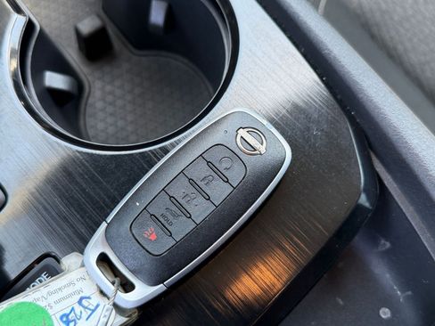Used 2025 Nissan Rogue SV FWD image 27