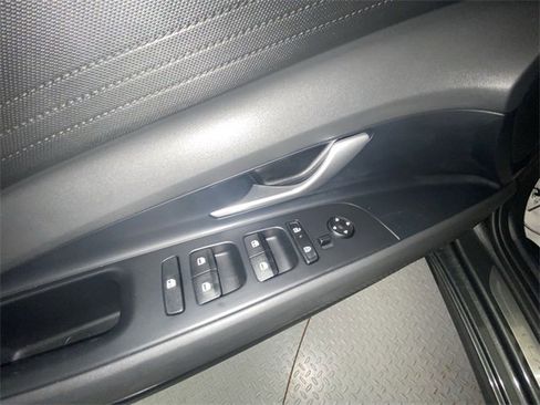 Used 2025 Hyundai Elantra SE image 13