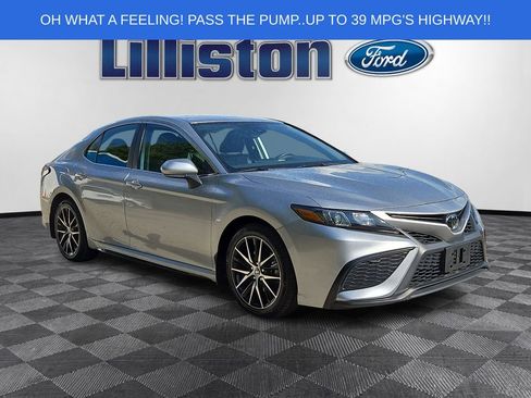 Used 2023 Toyota Camry SE FWD image 3
