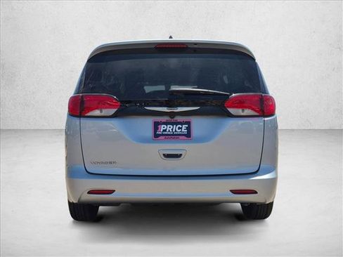 Used 2022 Chrysler Voyager LX FWD image 8
