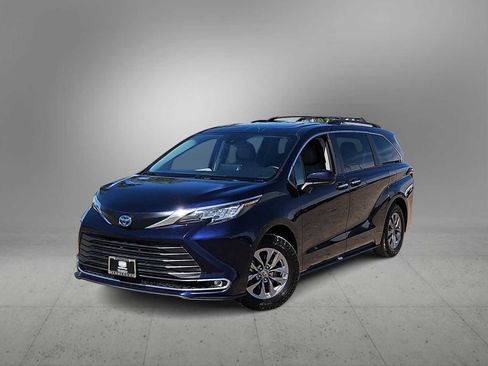 Used 2023 Toyota Sienna XLE image 1