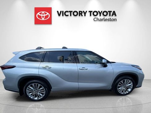 Used 2025 Toyota Highlander Platinum AWD/4WD image 6