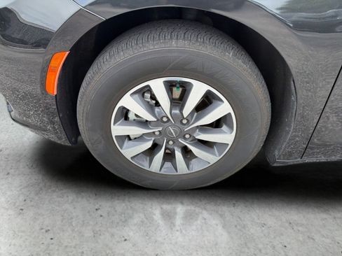 Used 2024 Chrysler Pacifica Limited FWD image 32