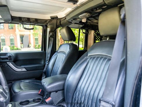 Used 2017 Jeep Wrangler Unlimited Rubicon w/ Connectivity Group AWD/4WD image 30