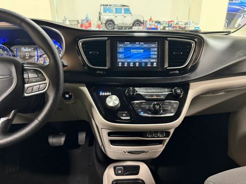 Used 2021 Chrysler Voyager L FWD image 51