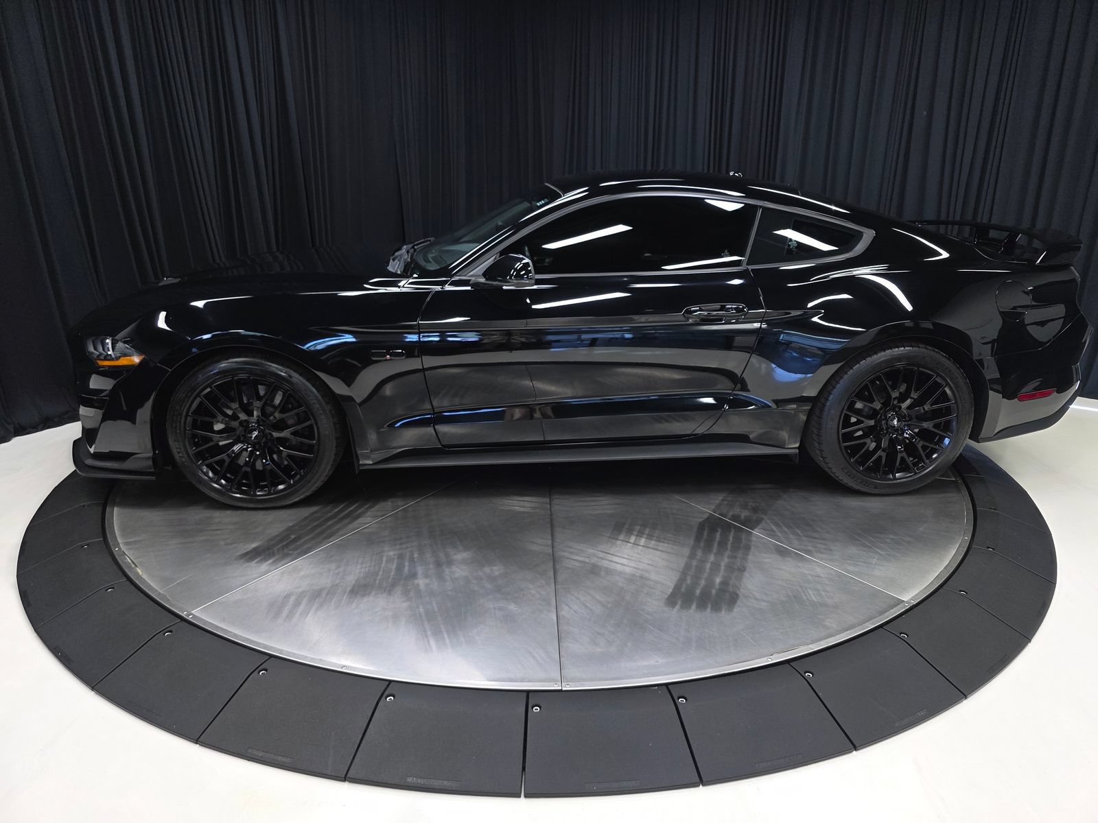 Used 2018 Ford Mustang GT Premium w/ GT Performance Package RWD image 10