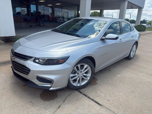 Used 2018 Chevrolet Malibu LT FWD image 2