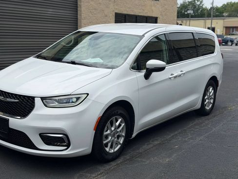 Used 2023 Chrysler Pacifica Touring-L FWD image 42